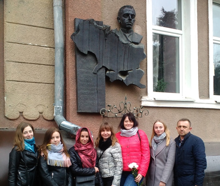 Покладання квітів до меморіальної дошки С.Рудницького